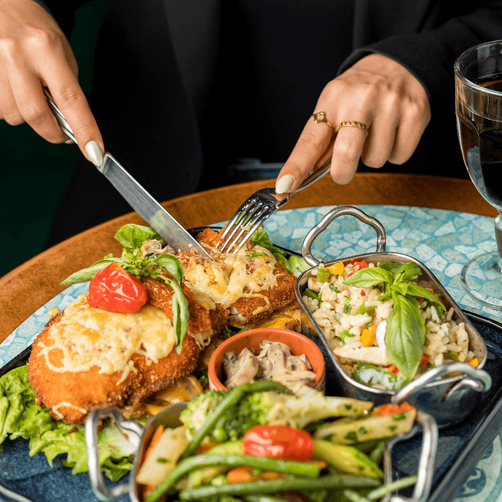 Table garnie de plats du restaurant AFOOD